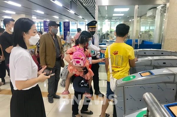 Người dân Thủ đô nói gì khi lần đầu trải nghiệm đường sắt đô thị Cát Linh - Hà Đông?