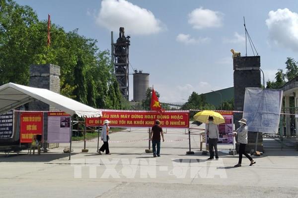 Quảng Bình: Bức xúc vì ô nhiễm, người dân chặn cổng 3 nhà máy xi măng