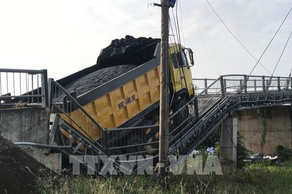 Xe quá tải đi qua làm sập cầu dây văng bắc qua sông Vàm Cỏ Tây