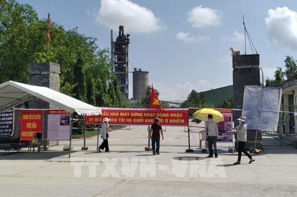 Người dân đã tháo dỡ rào chắn cổng 3 nhà máy xi măng tại Quảng Bình ​