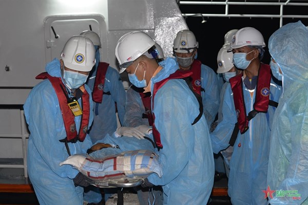 Cứu nạn thuyền viên tàu QNg 90684 TS trên vùng biển Nha Trang