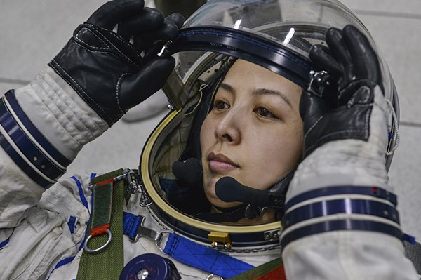 Nữ phi hành gia Trung Quốc đầu tiên đi bộ ngoài không gian