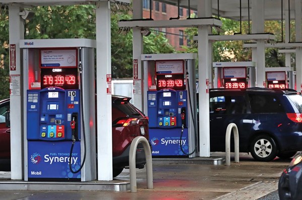 Mỹ xem xét những công cụ bình ổn giá xăng dầu