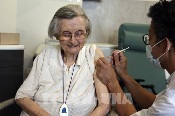 Chuyên gia cảnh báo thuốc điều trị COVID-19 không thể thay thế vaccine