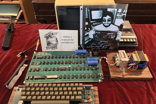Máy tính Apple-1 siêu hiếm được bán với giá 400.000 USD
