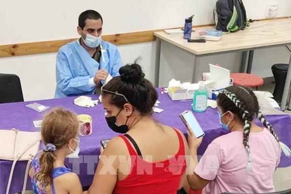 Chuyên gia Israel khẳng định cần tiếp tục tiêm vaccine cho trẻ em