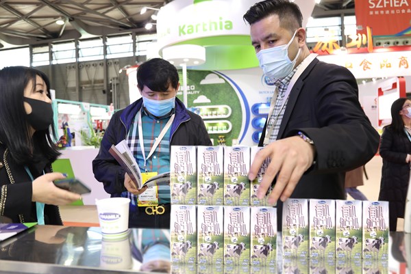 Vinamilk ra mắt sữa tươi Organic “tiêu chuẩn kép” Organic châu Âu và Organic Trung Quốc