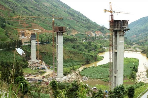 Gấp rút hoàn thành cầu cạn nối Lào Cai - Sa Pa