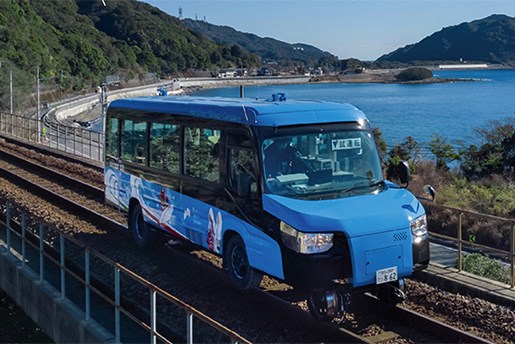 Sắp vận hành xe buýt 2 chế độ đường sắt và đường bộ đầu tiên trên thế giới
