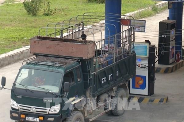 Nguy cơ cháy nổ khi bán xăng dầu vào những vật dụng không đảm bảo