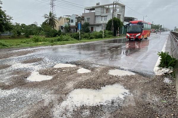 Quốc lộ 1 qua tỉnh Bình Định xuất hiện nhiều “ổ gà” sau mưa lũ