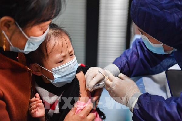 Trung Quốc công bố vaccine ngừa COVID-19 dạng hít qua đường miệng