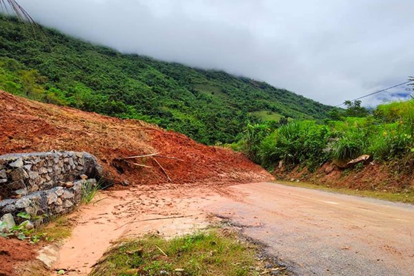 Thanh Hóa: Sạt lở trên Quốc lộ 15C, huyện Mường Lát bị chia cắt với miền xuôi
