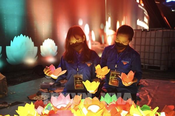 Hình ảnh Lễ tưởng niệm đồng bào và cán bộ, chiến sĩ hy sinh tử vong trong đại dịch COVID-19