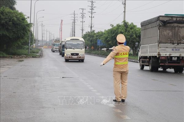 Triệu tập tài xế ô tô hất văng cảnh sát để vượt chốt kiểm dịch COVID-19