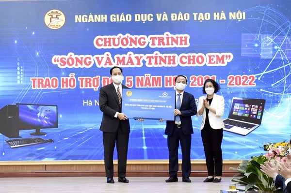 CMC trao tặng 400 máy tính trị giá 4 tỷ đồng cho học sinh khó khăn tại Hà Nội