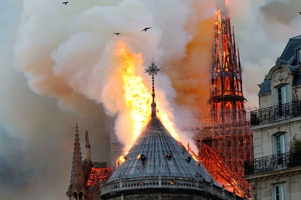 Pháp: Cháy lớn ở trung tâm thủ đô Paris