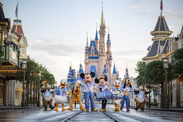 Disney World tạm ngừng chính sách buộc nhân viên tiêm vaccine ngừa COVID-19