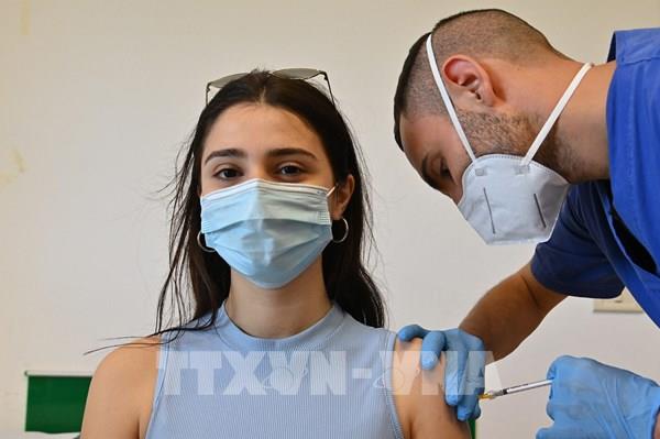 Nhiều nước châu Âu bắt buộc tiêm vaccine phòng COVID-19