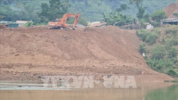 Tỉnh ủy Thanh Hóa chỉ đạo làm rõ việc nhà thầu đổ đất xuống sông Mã