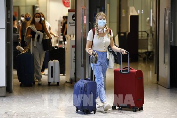 Anh áp dụng trở lại quy định đeo khẩu trang