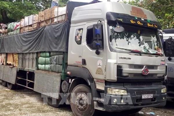 Phát hiện xe tải chở mỹ phẩm, linh kiện điện tử có nghi vấn nhập lậu