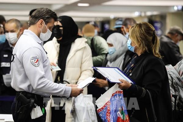 Lo lây biến thể mới, nhiều nước tạm ngừng vận tải hàng không từ Nam châu Phi