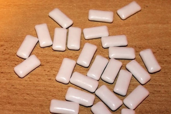 Kẹo cao su “bẫy” virus - Vũ khí COVID-19