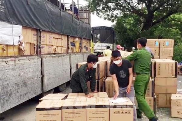 Bắt giữ số lượng lớn khẩu trang y tế và mỹ phẩm không rõ nguồn gốc