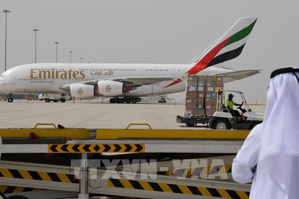 Emirates cảnh báo biến thể Omicron gây "cú sốc lớn" cho ngành hàng không