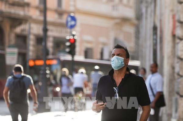Italy xem xét bắt buộc đeo khẩu trang ở ngoài trời
