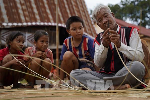 Đan áo mới cho cồng, chiêng