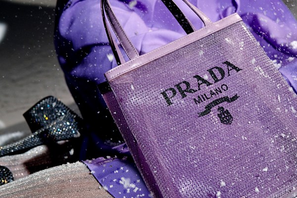 Prada hướng tới phát triển mảng kinh doanh thời trang “hàng lướt”