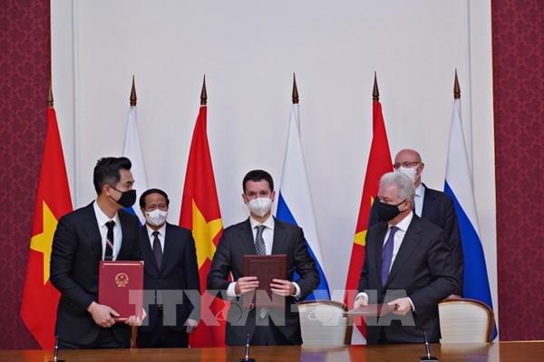 Chủ tịch nước Nguyễn Xuân Phúc chứng kiến lễ ký, trao đổi nhiều văn kiện hợp tác Việt - Nga