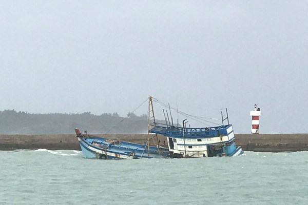 Tàu hàng gặp nạn trên vùng biển Bình Thuận