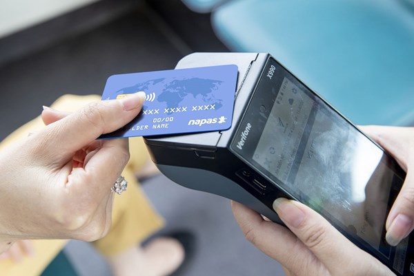 Thanh toán không tiếp xúc trên buýt điện bằng thẻ NAPAS