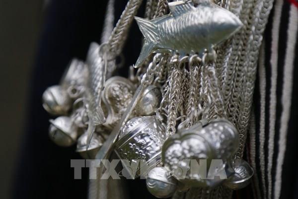 Đặc trưng trang sức bạc trên trang phục truyền thống người Dao Tiền