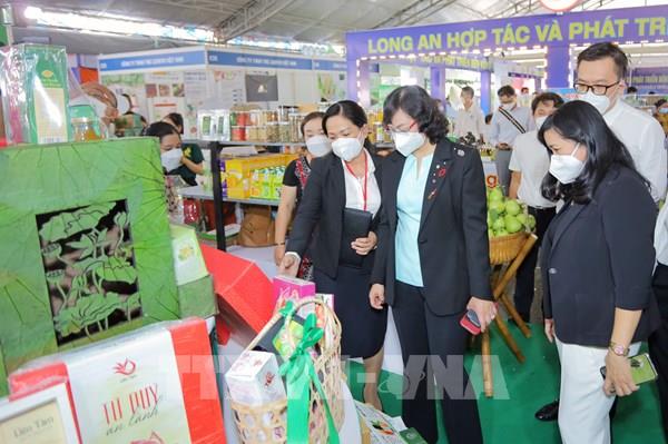 Nhiều kênh kết nối chuỗi cung ứng hàng hóa địa phương