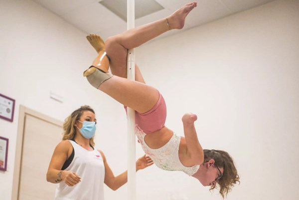 Thiếu nữ khuyết tật với niềm đam mê bộ môn múa cột