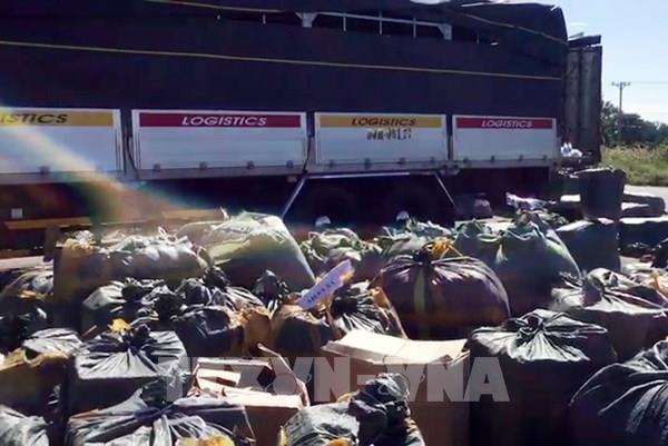 An Giang bắt 3 xe tải vận chuyển hàng hóa nước ngoài, không rõ nguồn gốc