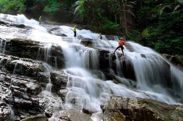 Khám phá vẻ đẹp hoang sơ của Khe Nước Trong – Suối Tiên