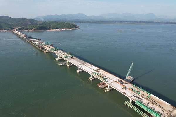 Quảng Ninh hợp long cầu dài nhất trên cao tốc Vân Đồn – Móng Cái