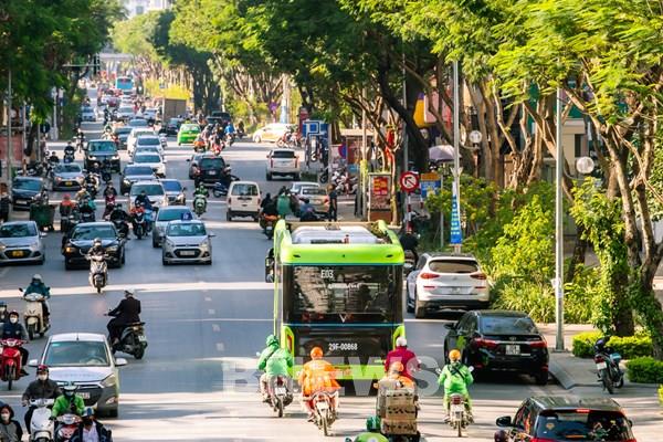 Người dân thủ đô háo hức khám phá xe buýt không khói đầu tiên ở Việt Nam