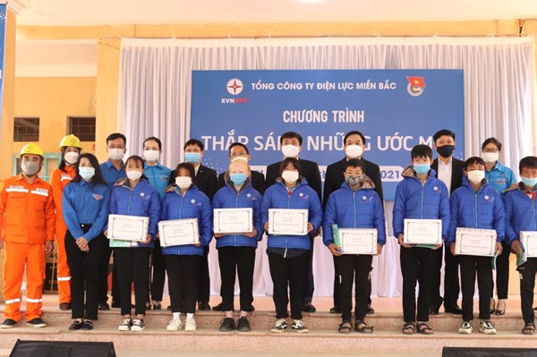 EVNNPC trao tặng quà cho 4 trường học vùng cao