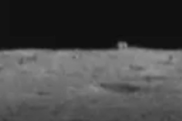 Hình ảnh lạ chụp được ở vùng tối của Mặt Trăng