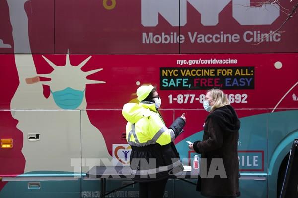 Số ca mắc mới COVID-19 tại Mỹ tăng vọt dù cán mốc tiêm 200 triệu liều vaccine