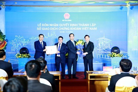Ra mắt Sở Giao dịch chứng khoán Việt Nam