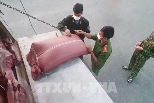 Thu giữ 42 tấn hạt cà phê cùng số lượng lớn hàng hóa không rõ nguồn gốc