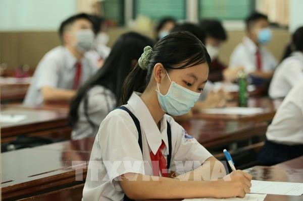 Học sinh lớp 9, lớp 12 ở Thành phố Hồ Chí Minh trở lại trường