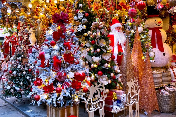 Khám phá Phố Hàng Mã đầy màu sắc và rực rỡ với những sản phẩm trang trí độc đáo cho mùa Giáng sinh năm nay.